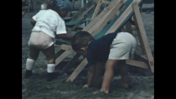Liguria Italia Junio 1966 Los Niños Divierten Escena Vacaciones Playa — Vídeo de stock
