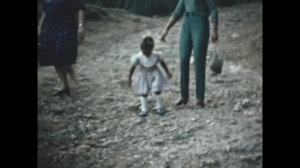 Ligúria Itália Agosto 1966 Família Caminhando Caminho País Década — Vídeo de Stock