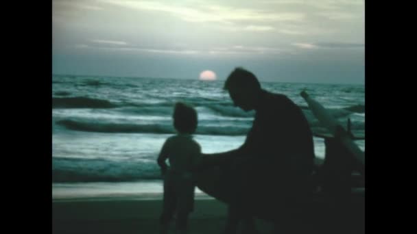 Ligurien Italien August 1966 Menschen Strandurlaub Sonnenuntergang Silhouette Szene Den — Stockvideo