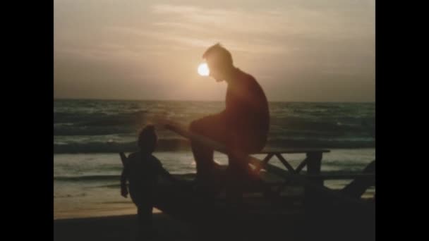 Лигурия Италия Август 1966 Люди Пляже Отдых Силуэт Сцена Заката — стоковое видео