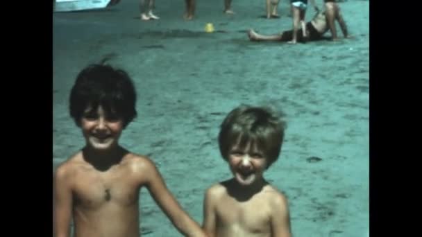 意大利伊索拉 德埃巴 Isola Elba 六十年代的孩子们在海滩度假时玩得很开心 — 图库视频影像