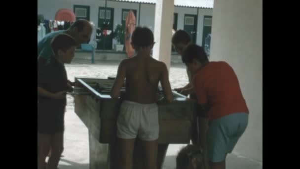 意大利伊索拉 德埃巴 Isola Elba 1966年8月 六十年代的儿童乒乓球比赛 — 图库视频影像