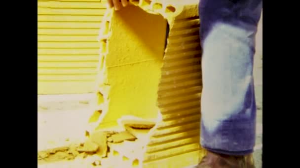 1972年 昭和47年 5月イギリス ロンドン 70年代のレンガ造りモルタルシーン — ストック動画