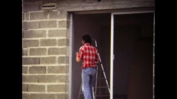 London Förenade Kungariket Maj 1972 Arbetstagaren Monterar Fönster Huset Scenen — Stockvideo