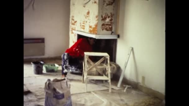 Londres Reino Unido Maio 1972 Pedreiro Trabalho Casa Cena Interior — Vídeo de Stock