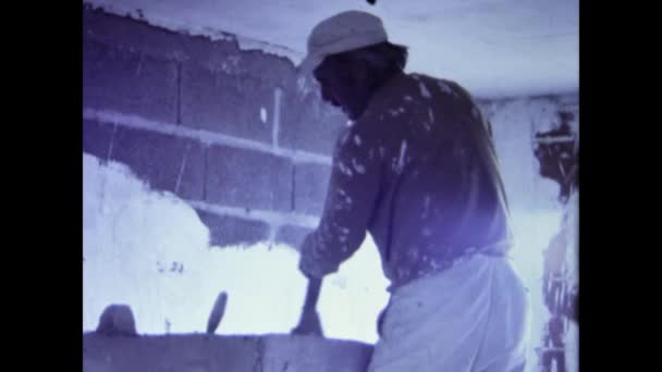 1972年 昭和47年 5月イギリス ロンドン 70年代の住宅内装工事現場のレンガ職人 — ストック動画