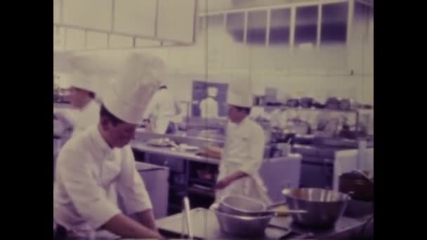 London Storbritannien April 1971 Skolhotell Och Skola Lunchkök Eleverna Lär — Stockvideo