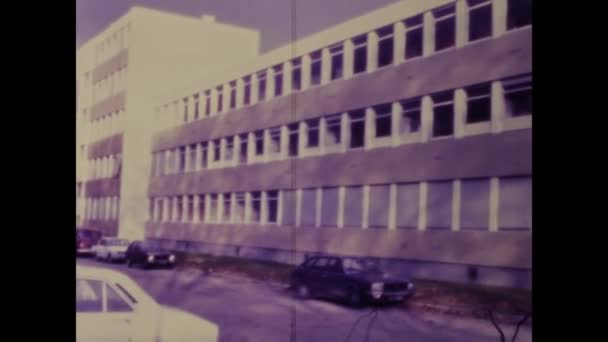 London Inggris April 1971 Pemandangan Gedung Sekolah Besar Tahun — Stok Video