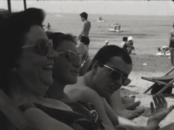 Isola Elba Italia Junio 1964 Gente Paraguas Mar Playa Vacaciones — Vídeos de Stock