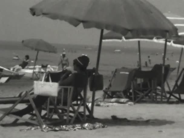 Isola Elba Italia Junio 1964 Gente Paraguas Mar Playa Vacaciones — Vídeos de Stock