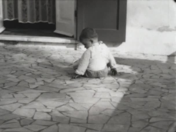 Isola Elba Italia Giugno 1964 Bambini Strisciano Sul Pavimento Nei — Video Stock