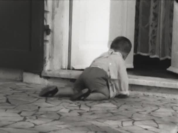 1964 속에서 어린이들 바닥에 기어다닌다 하얀색 맞았고 — 비디오