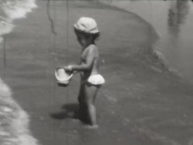 Liguria, İtalya Haziran 1966: Çocuklar 60 'larda plaj tatillerinde eğleniyorlar. Siyah ve beyazla vurulmuş..