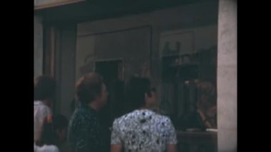 Isola d 'elba, İtalya Haziran 1971: İnsanlar 70' lerdeki şehir merkezinin vitrinlerine bakıyorlar