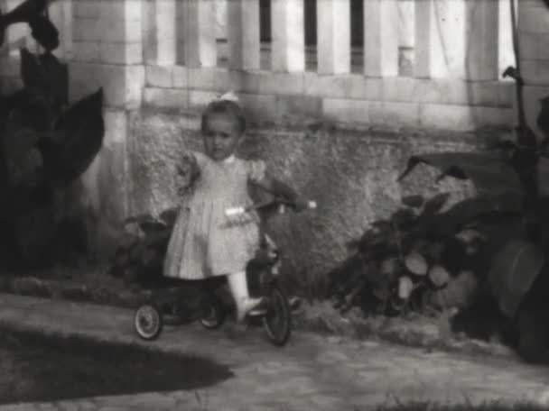 Isola Elba Włochy Czerwiec 1964 Mała Dziewczynka Trójkołowej Scenie Wspomnień — Wideo stockowe