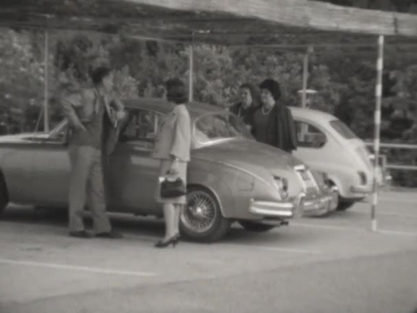 Isola Elba Italia Giugno 1964 Persone Con Vecchia Auto Lusso — Video Stock