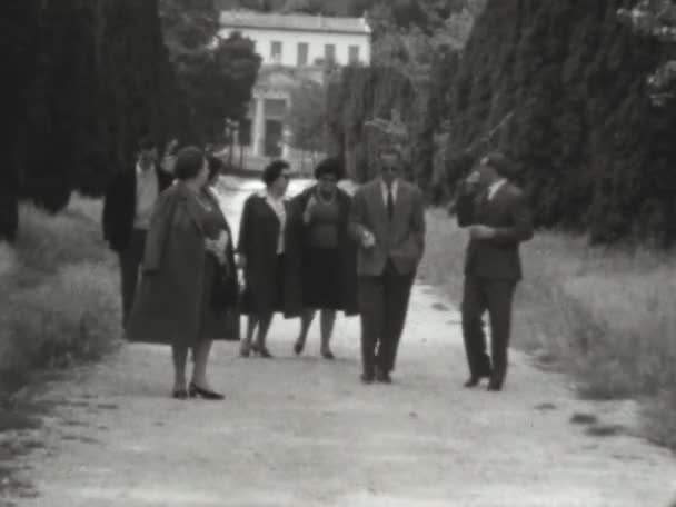 Isola Elba Italia Giugno 1964 Gruppo Persone Che Camminano Sulla — Video Stock