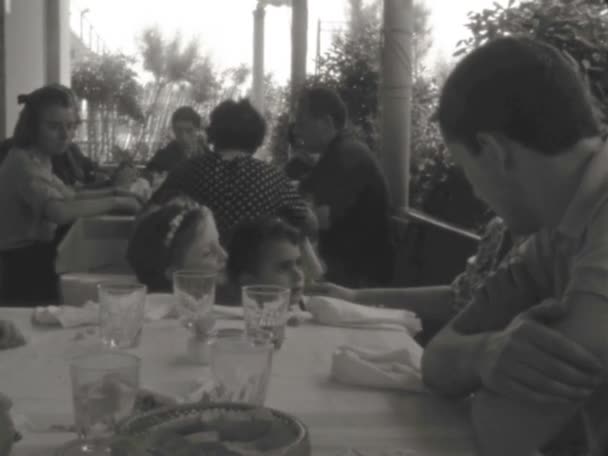 Isola Elba Italy Juno 1964 Memories Family Lunch Scene 60S — стоковое видео