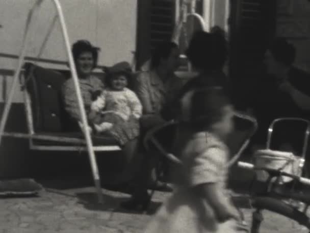 Isola Elba Italy June 1964 Happy Family Moments Swing Scene — Stock Video