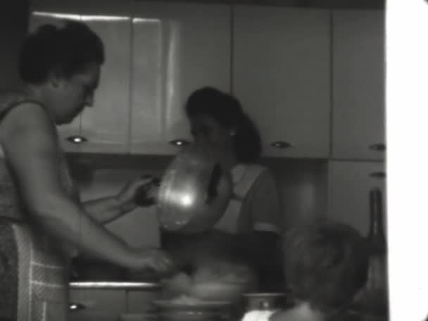 Isola Elba Ιταλία Ιούνιος 1964 Νοικοκυρές Ετοιμάζουν Γεύμα Στη Σκηνή — Αρχείο Βίντεο