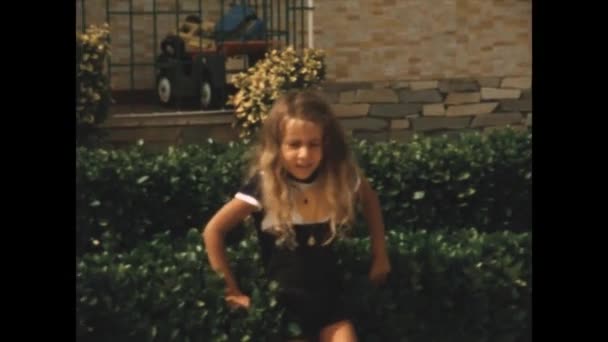エルバ島 イタリア1971年6月 かわいい女の子の庭の肖像画70年代 — ストック動画