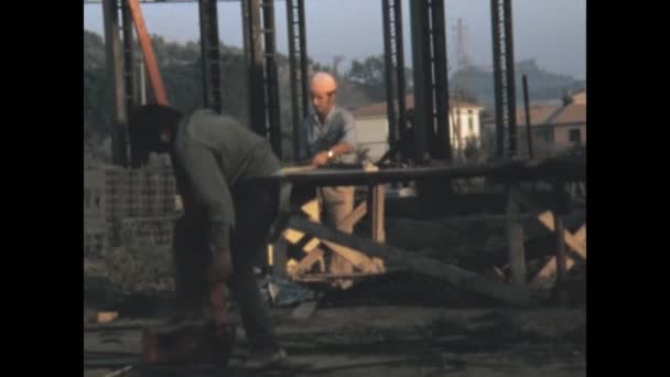 Rome Italie Juin 1971 Travailleurs Professionnels Sur Chantier Construction Dans — Video