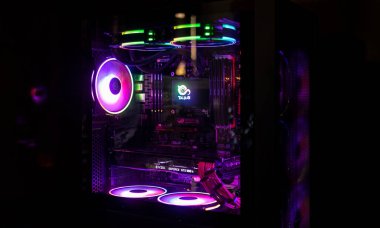 Los Angeles, Amerika Birleşik Devletleri 24 Eylül 2022: Renkli parlak öncü rgb PC fan kutusu beyaz masaüstü bilgisayar şasesinde soğutucu. Oyun modifiye su soğutma ve teknoloji kavramı