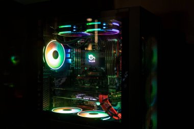 Los Angeles, Amerika Birleşik Devletleri 24 Eylül 2022: Renkli parlak öncü rgb PC fan kutusu beyaz masaüstü bilgisayar şasesinde soğutucu. Oyun modifiye su soğutma ve teknoloji kavramı