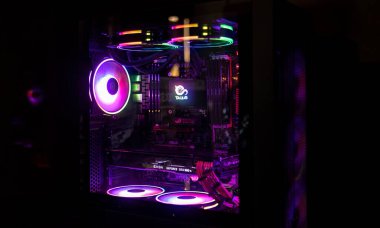 Los Angeles, Amerika Birleşik Devletleri 24 Eylül 2022: Renkli parlak öncü rgb PC fan kutusu beyaz masaüstü bilgisayar şasesinde soğutucu. Oyun modifiye su soğutma ve teknoloji kavramı