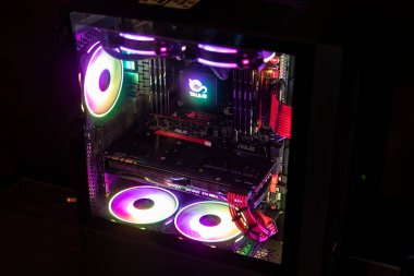 Los Angeles, Amerika Birleşik Devletleri 24 Eylül 2022: Çalışma modu üzerinde LED RGB ışık durumu, dahili pc durum teknolojisi arka planı ile yakın çekim bilgisayarı PC Oyun ve su soğutma işlemcisi