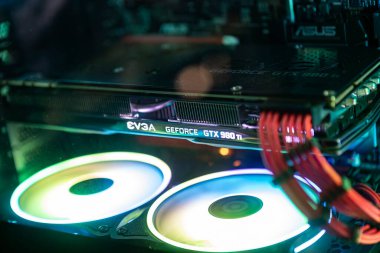 Los Angeles, Amerika Birleşik Devletleri 24 Eylül 2022: Fütürist tasarımı olan bir grafik kartı. Video oyunları ve kripto para madenciliği için güçlü oyun grafikleri kartı. Koyu tuş, üst görünüm - Oyun bilgisayarındaki GPU