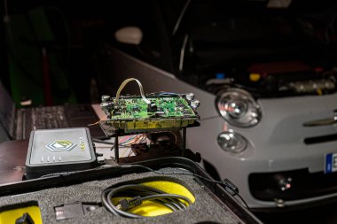 Roma, İtalya 29 Eylül 2022: Otomobil Ecu Elektronik. Otomobil eku okuma yöntemi yeniden haritalama ve güç artırma için ayrıntıları.