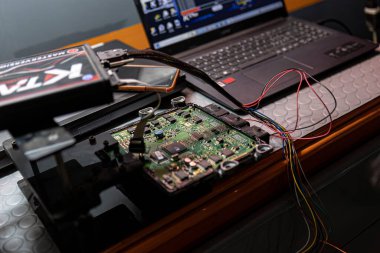 Roma, İtalya 29 Eylül 2022: Yeniden haritalandırma ve güç artırma için Araç eku bank okuma yönteminin ayrıntıları. Otomobil Elektronik Ayarlama.