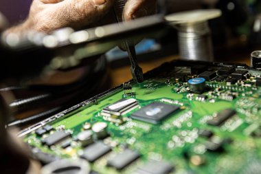Otomobil Ekvador Detayları, onu tamir eden elle görülebilir bileşenler. Araba tamiratı. Elektronik tahta tamiri