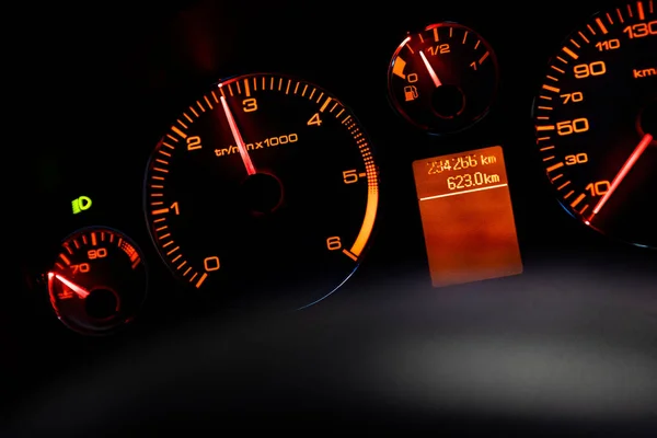 黑暗中的红色汽车仪表盘 速度符号 — 图库照片