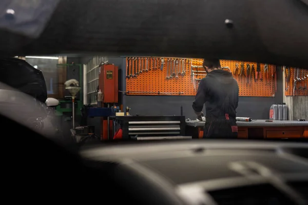 Mechaniker Arbeitet Seiner Mechanischen Werkstatt Autoreparatur — Stockfoto