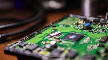 Araba tamiratı. Elektronik tahta tamiri