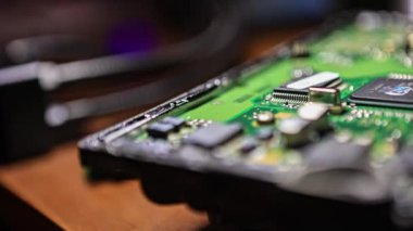 Araba tamiratı. Elektronik tahta tamiri