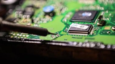 Otomobil Ekvador Detayları, onu tamir eden elle görülebilir bileşenler. Araba tamiratı. Elektronik tahta tamiri. Araba lehimleme.