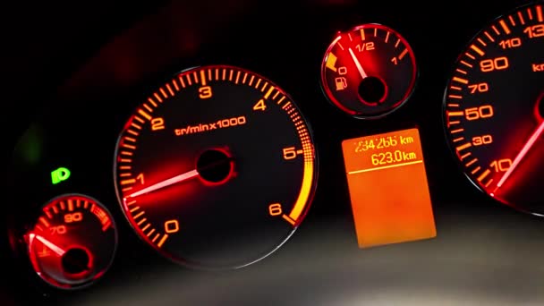 Roter Autotacho Dunkeln Symbol Für Geschwindigkeit — Stockvideo