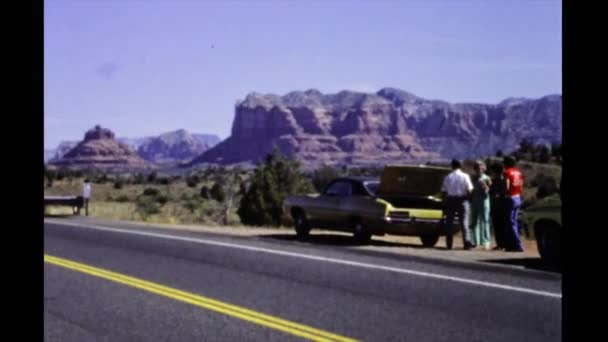Phoenix Verenigde Staten Juni 1977 Auto Stopt Aan Kant Van — Stockvideo