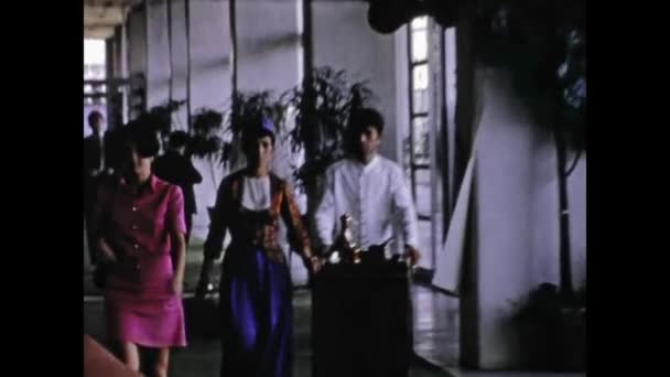 Estambul Turquía Mayo 1969 Mujer Escena Del Hall Hotel Lujo — Vídeo de stock