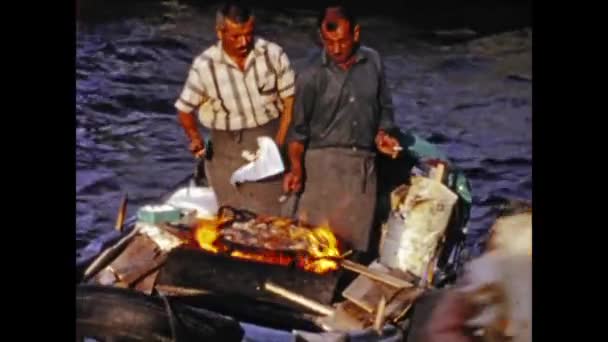 1969年 昭和44年 5月トルコ イスタンブール 漁師が60年代に船内で夕食の支度をする — ストック動画
