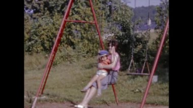 Paris, Fransa Mayıs 1969: Anne ve çocuk 60 'larda salıncak sahnesinde