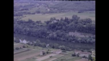 Paris, Fransa Mayıs 1969: Doğadaki nehir manzarası 60 'larda