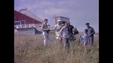 Paris, Fransa Mayıs 1969: İnsanlar 60 'larda hediyelik eşya dükkanı