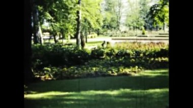 Paris, Fransa Mayıs 1969: 60 'larda güzel bir bahçe sahnesinde kız