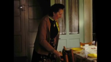 Paris, Fransa Mayıs 1969: Ev hanımı 60 'lardaki yemek sahnesi için sofrayı hazırlıyor