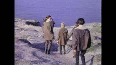 Paris, Fransa Mayıs 1969: Bir grup insan 60 'larda deniz manzarasının uçurumunda