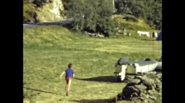 Paris, Fransa Mayıs 1969: 60 'lardaki kamp alanına varış ve hazırlık